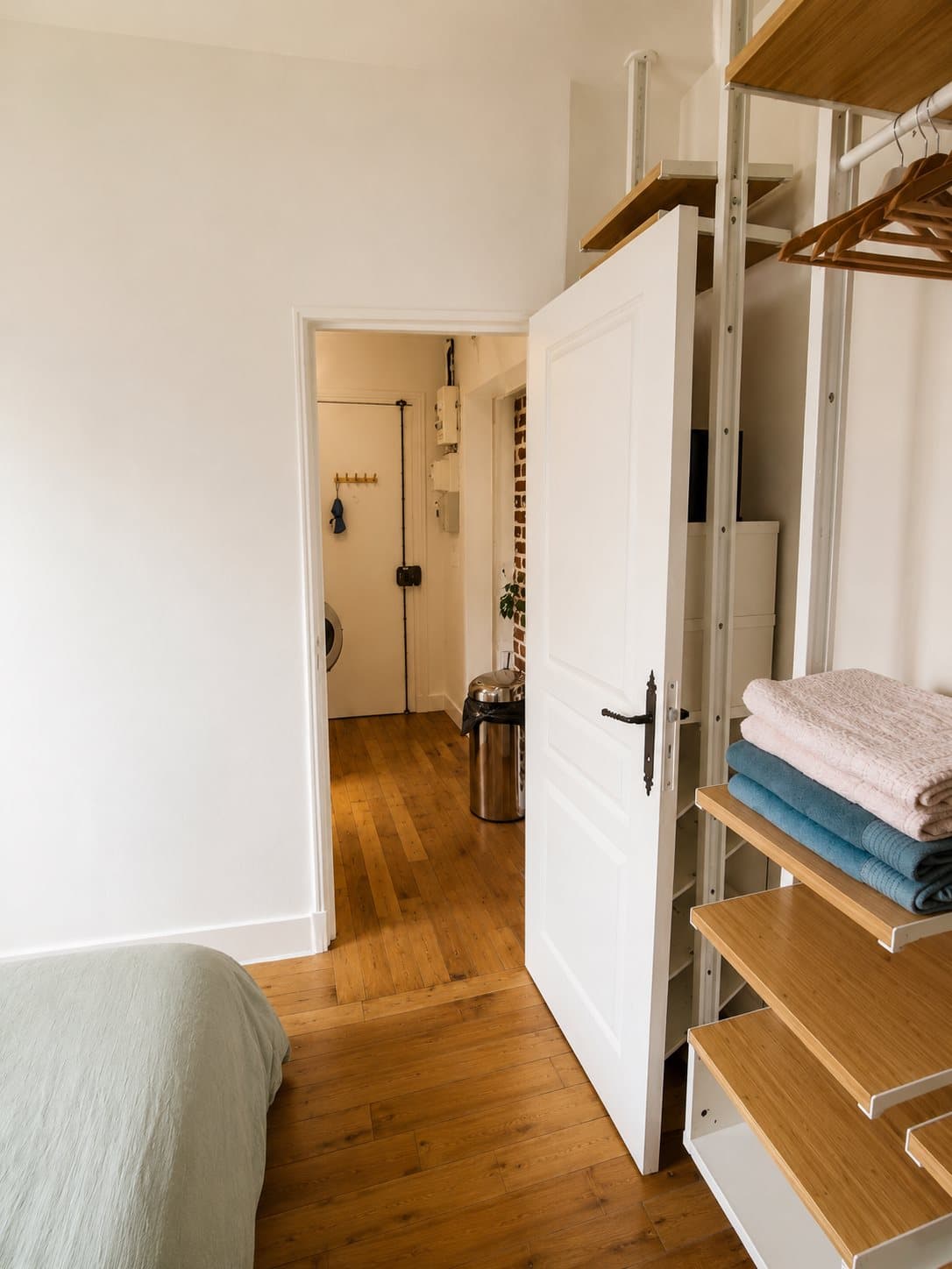 Chambre dressing rangements – The Clichy Flat, appartement à Clichy