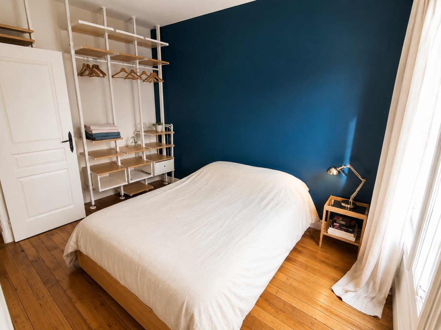 Chambre lit double mur bleu – The Clichy Flat, appartement à Clichy