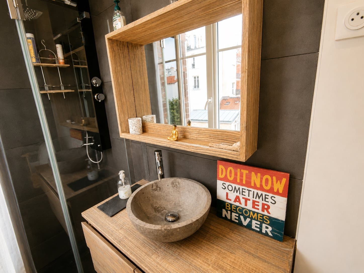 Salle de bain vasque pierre vue toits – The Clichy Flat, appartement à Clichy