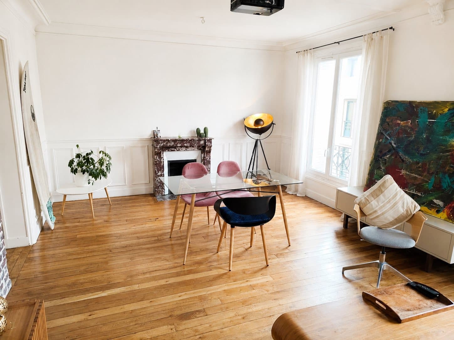 Sejour cheminee marbre planche surf – The Clichy Flat, appartement à Clichy