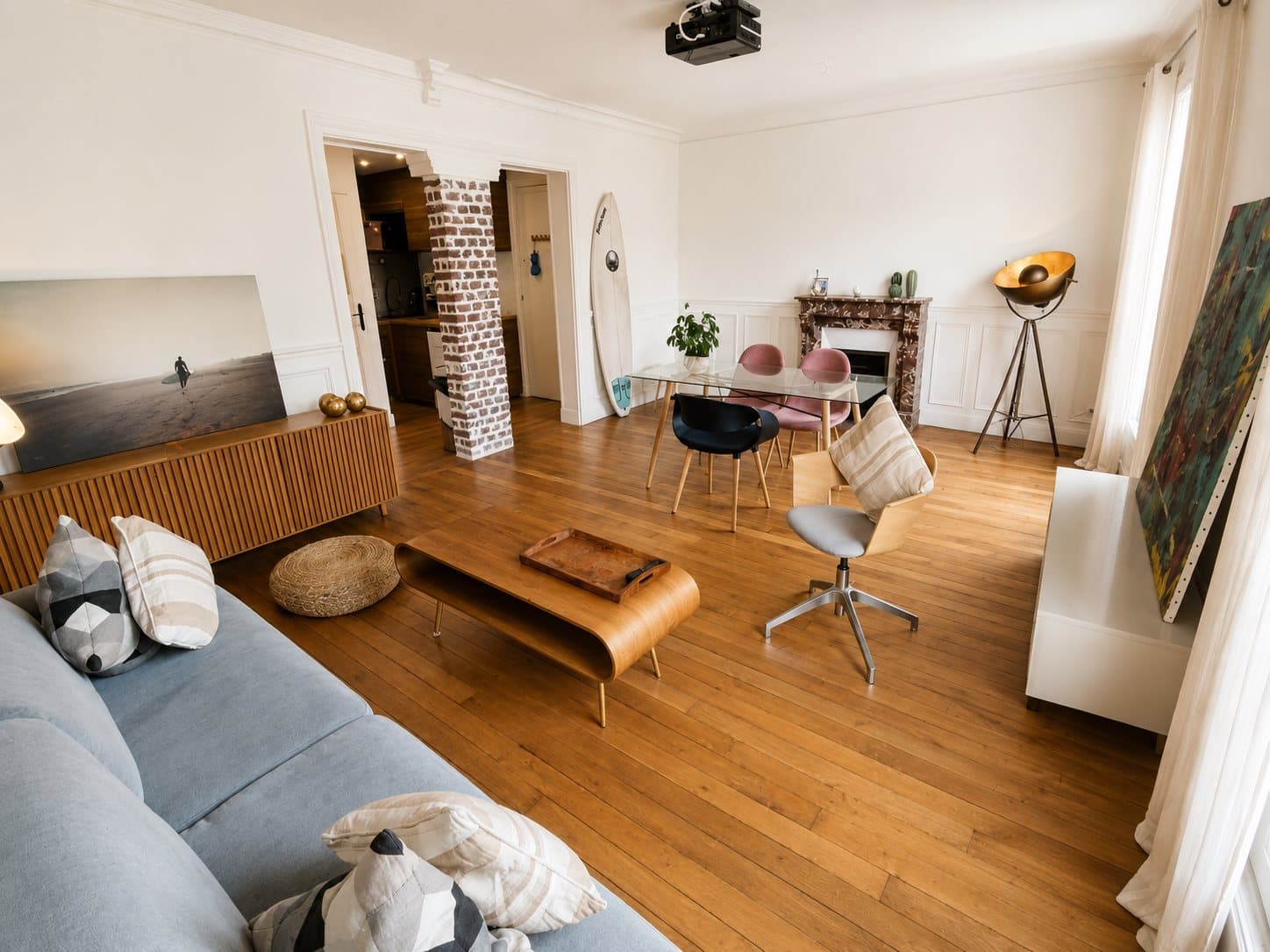 Sejour cuisine colonne brique – The Clichy Flat, appartement à Clichy