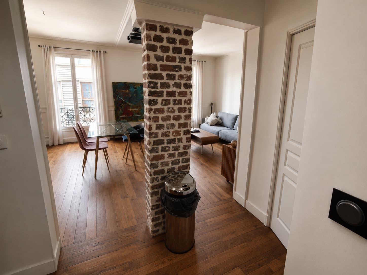 Sejour salle a manger colonne brique – The Clichy Flat, appartement à Clichy
